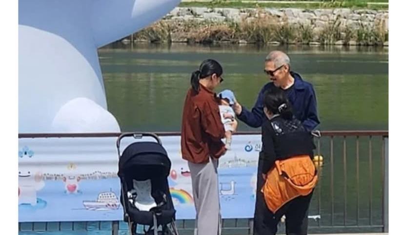 Hong Sangsoo dan Kim Minhee bersama bayi mereka