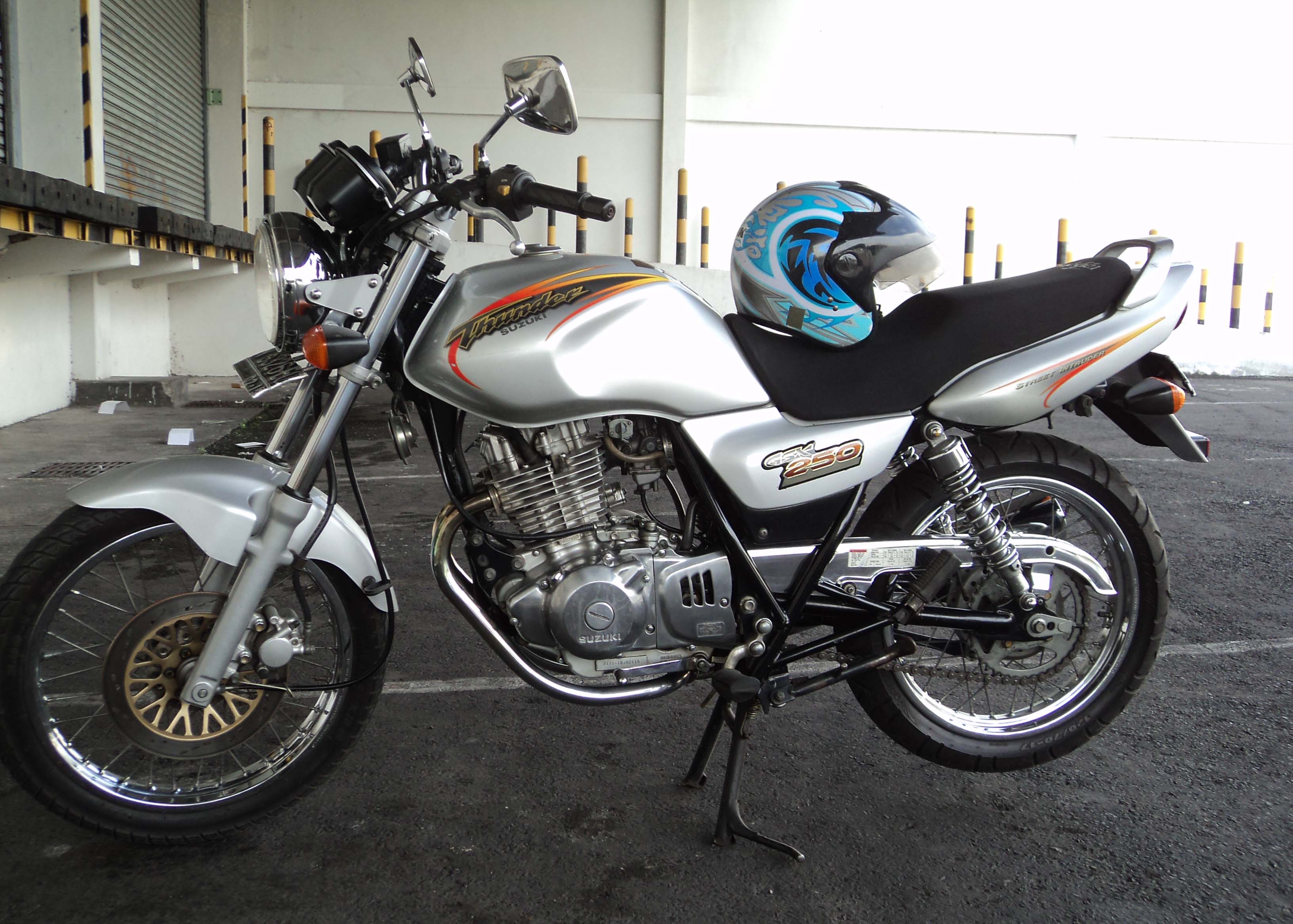 Suzuki Thunder 250, motor klasik berdesain gagah yang kini jadi buruan kolektor karena populasinya semakin langka.
