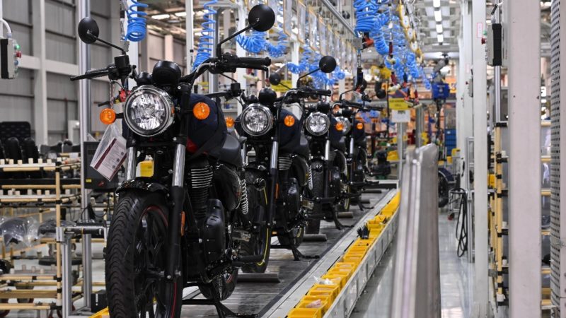 Pabrik Royal Enfield di Samut Prakan, Thailand, resmi beroperasi akhir 2024 dan ditargetkan produksi 30.000 unit per tahun untuk suplai ASEAN termasuk Indonesia.