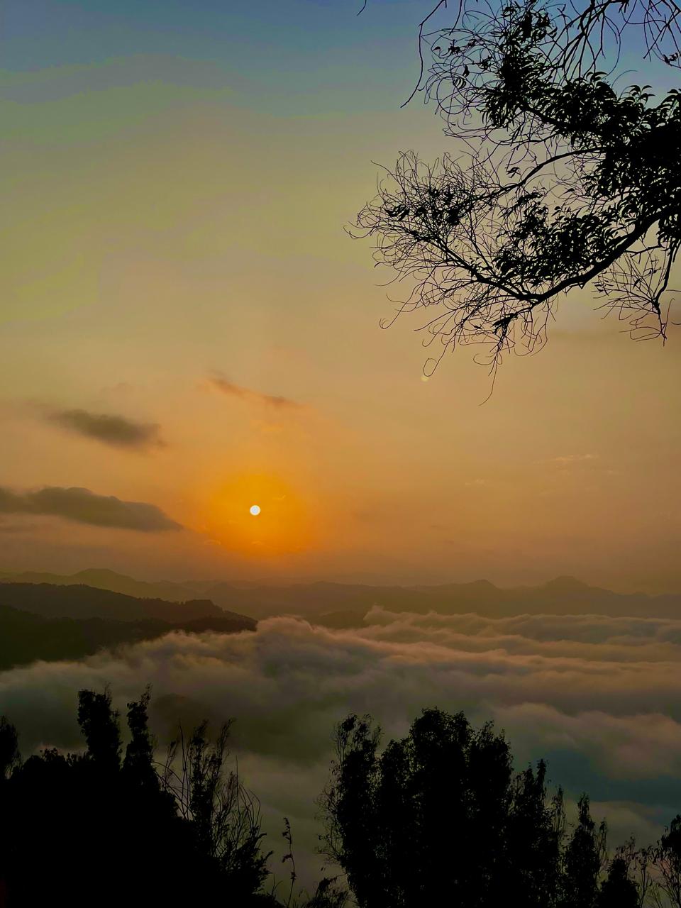 Pemandangan surise di Bukti Tompe Pacitan.