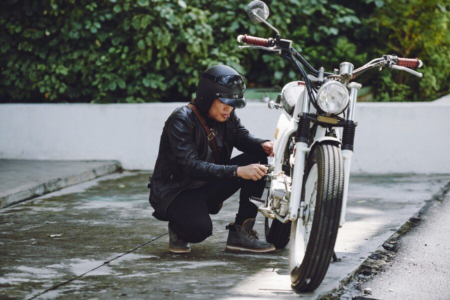 Merawat motor klasik secara rutin memastikan performa tetap optimal dan penampilan selalu maksimal di jalan.