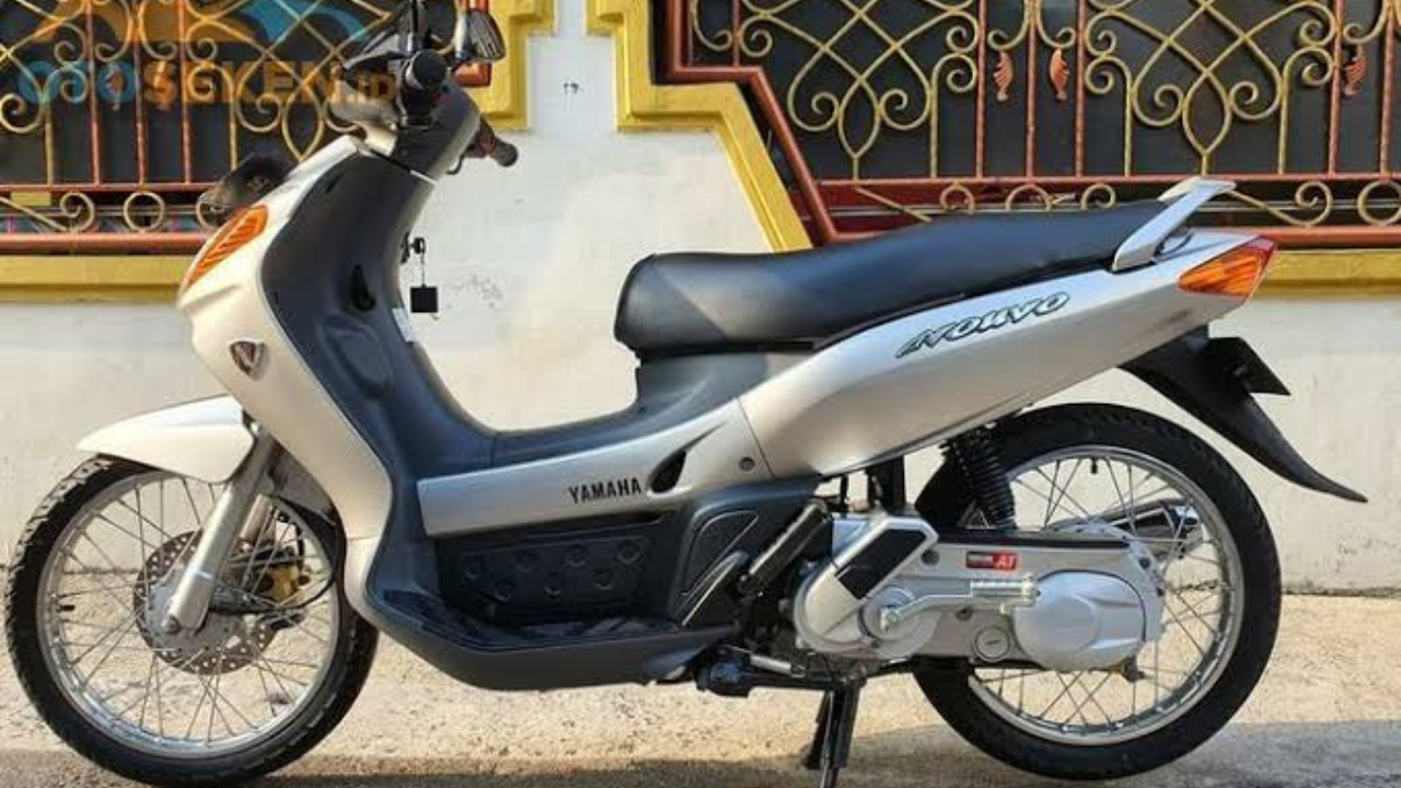 Yamaha Nouvo, motor matik underbone legendaris, kini semakin langka dan menjadi incaran para kolektor motor lawas.