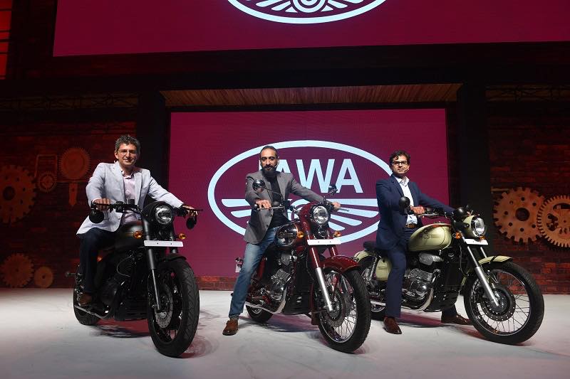 JAWA dan Royal Enfield hadir dengan warisan desain klasik yang kuat, menawarkan sensasi berkendara otentik dengan teknologi modern.