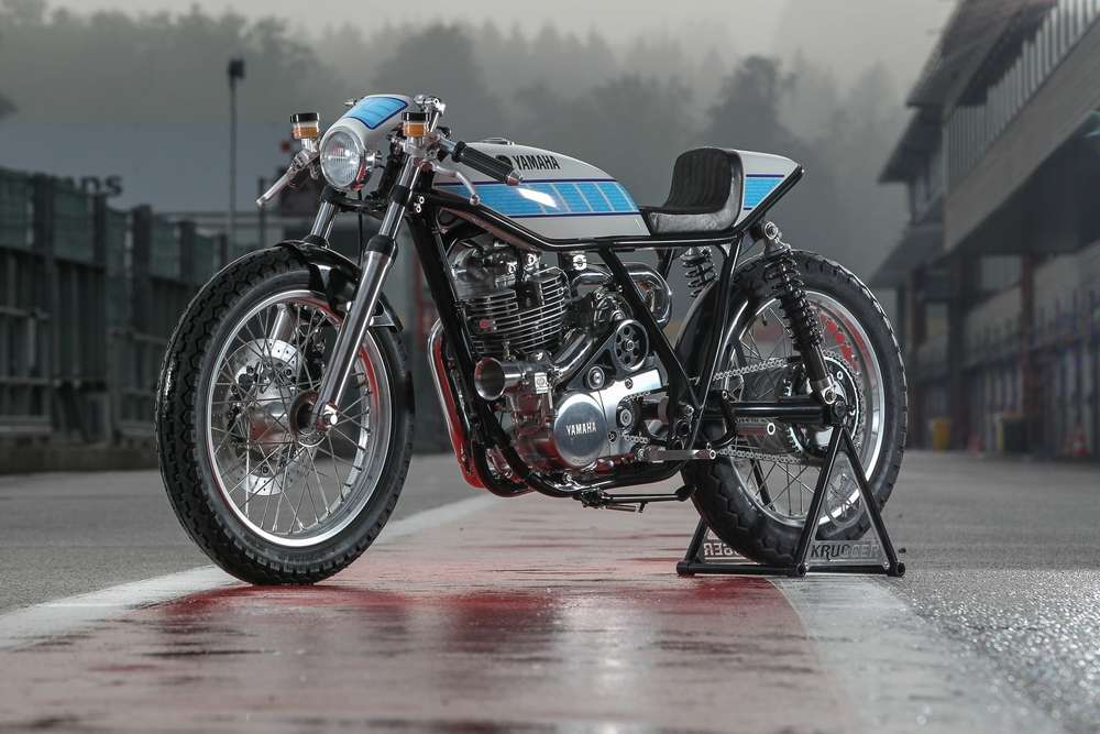 SR400 hasil modifikasi Fred Krugger dan Bernard Ansiau&mdash;perpaduan sempurna antara warisan balap, seni desain, dan performa ekstrim.