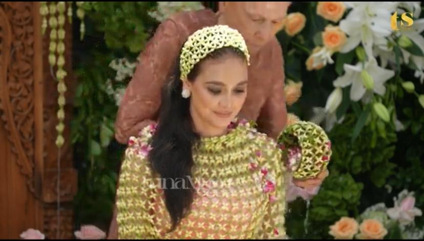 Luna Maya saat menjalani sesi siraman