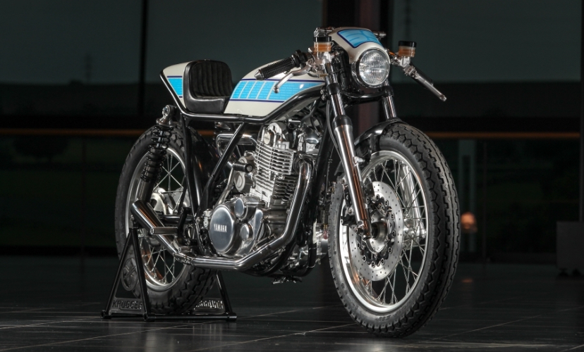 Yamaha SR400 hasil modifikasi bergaya caf&eacute; racer oleh Fred &lsquo;Krugger&rsquo; Bertrand dan Bernard Ansiau, menampilkan perpaduan sempurna antara estetika klasik dan performa modern.