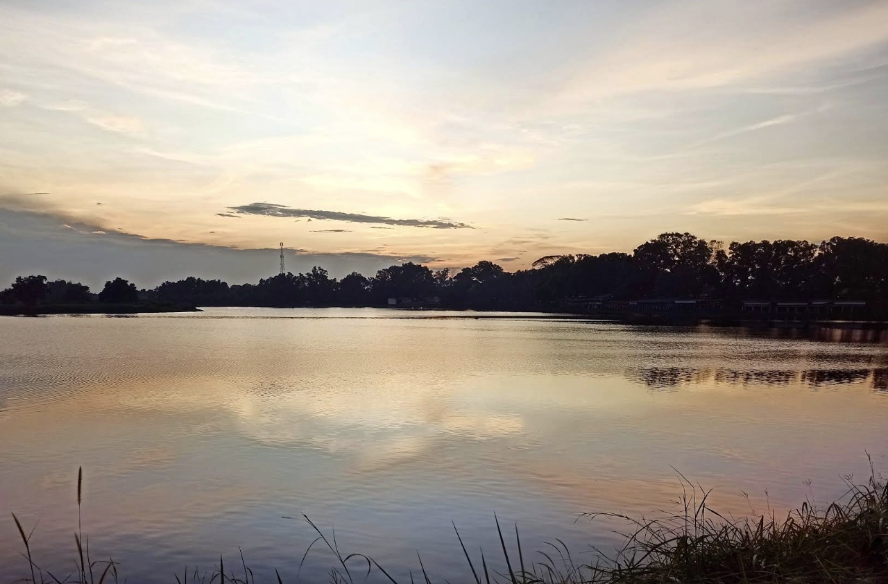 Salah satu daya tarik utama Danau Cibeureum adalah pesona senjanya yang memukau.
