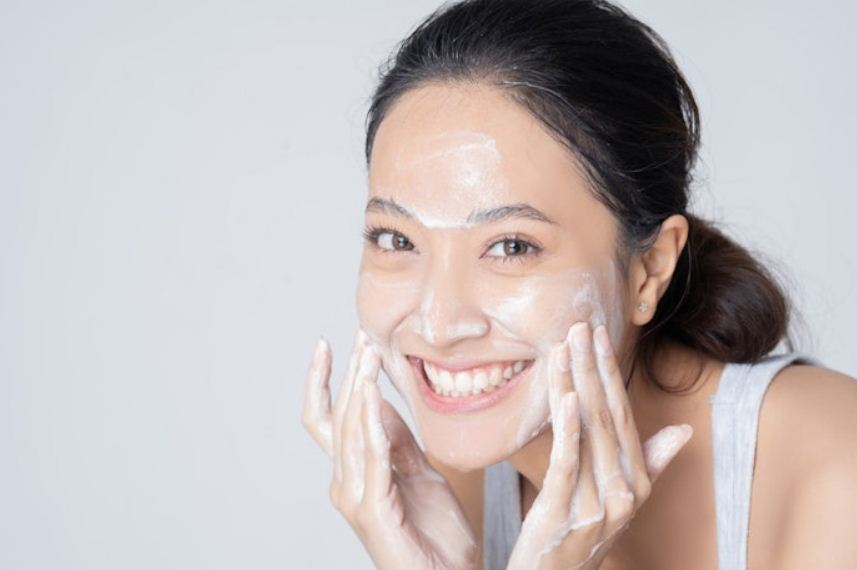 Ilustrasi cuci muka pakai sabun pemutih wajah agar kulit cantik dan glowing.