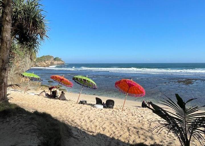 Nalu salah satu pantai tersembunyi di Pacitan untuk menenangkan diri.