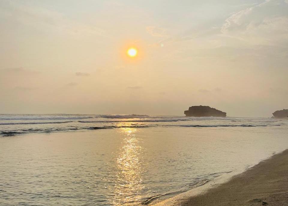 Pantai Watukarung salah satu objek wisata di Pacitan.