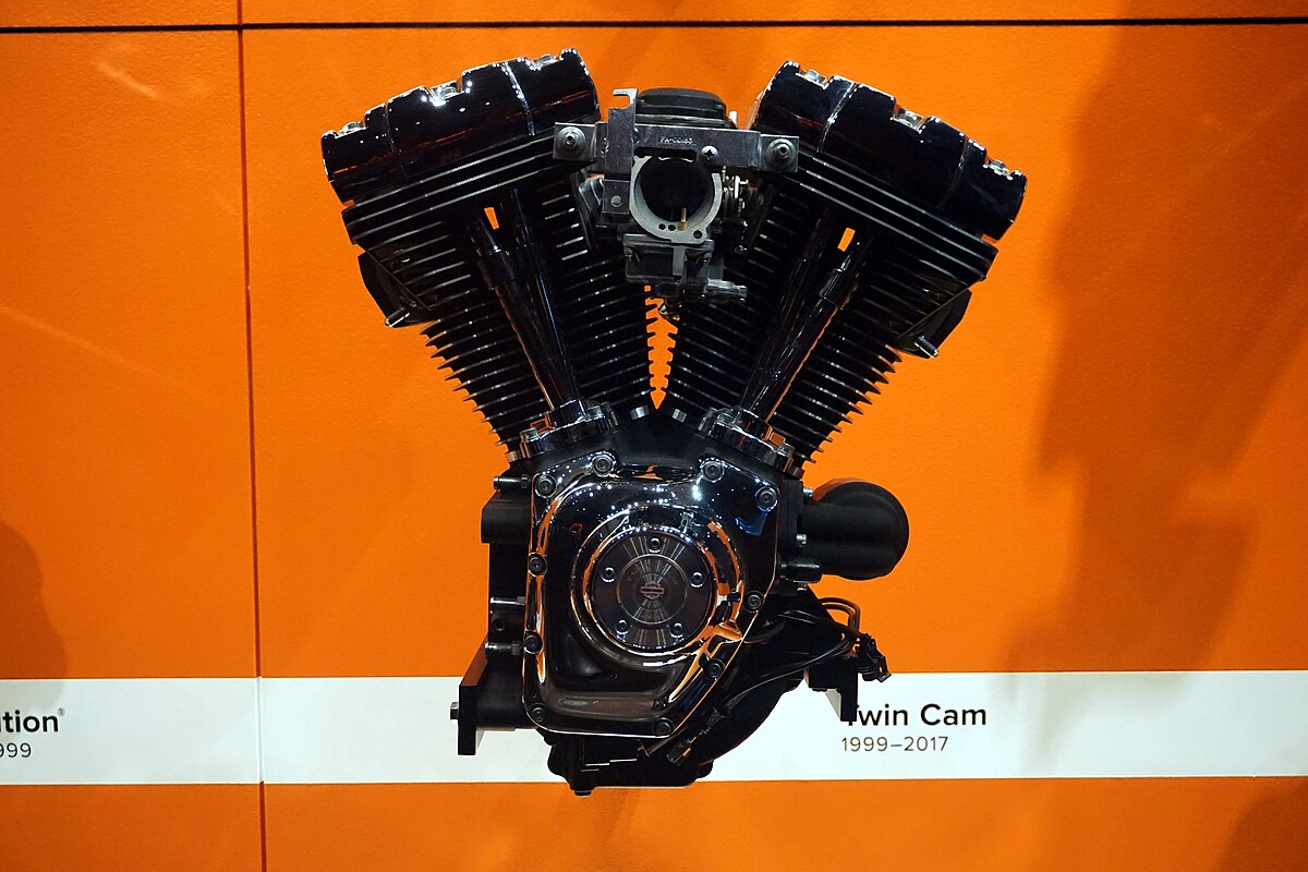 Mesin V-Twin Harley-Davidson dikenal bukan hanya karena tenaganya, tapi juga suara khas yang tak bisa ditiru Royal Enfield Classic 500.