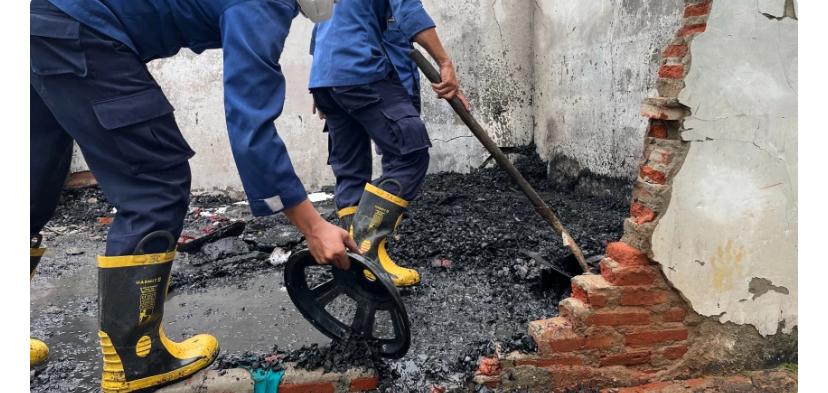 Kebakaran di Kendari, petugas damkar lakukan peyisiran