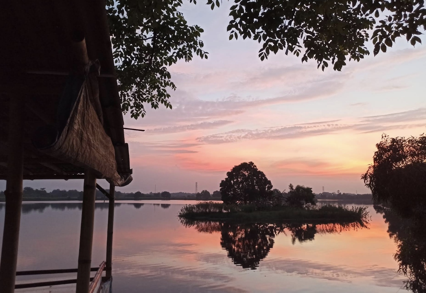 Panduan wisata terkait rute dan tips berkunjung ke Danau Cibeureum Bekasi.