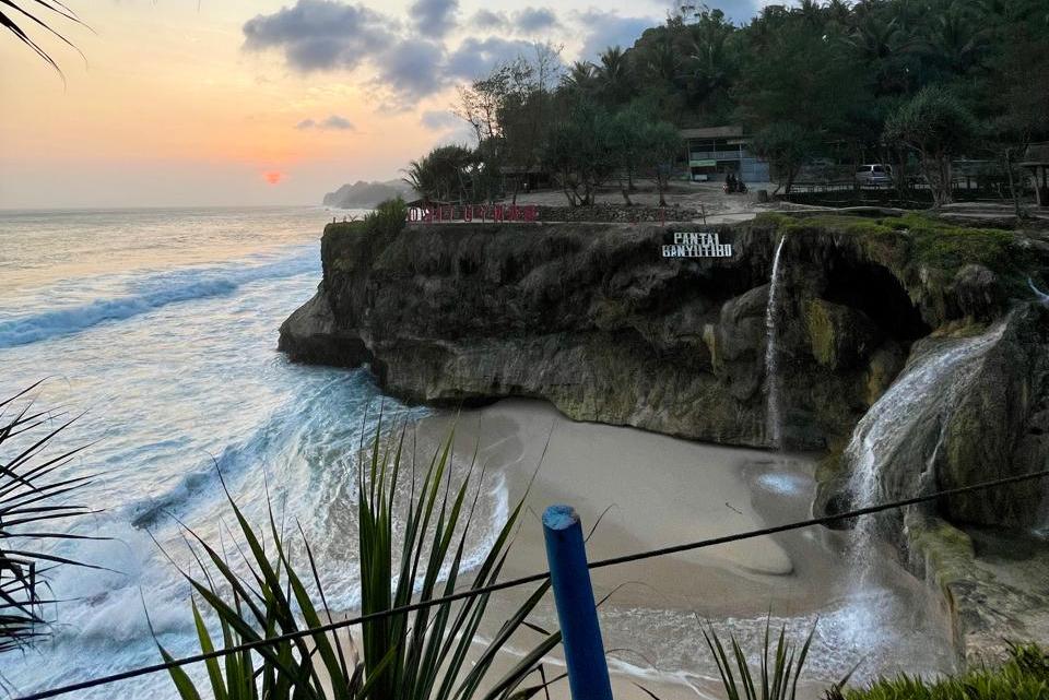 Pemandangan indah Pantai Banyu Tibo Pacitan.