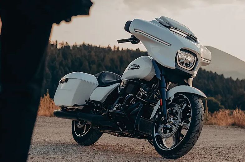 Harley Davidson Street Glide, motor klasik gaya moge cruiser dilengkapi teknologi canggih.