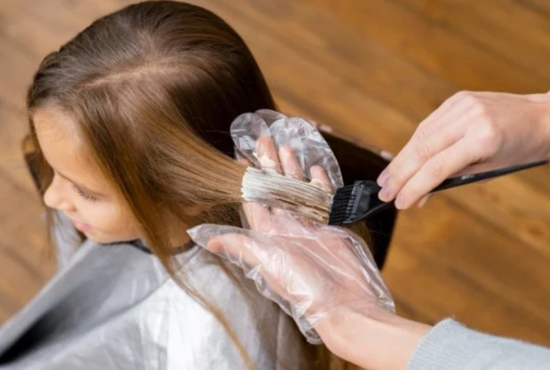 5 rekomendasi sampo terbaik untuk rambut berwarna agar warna tetap cerah dan tahan lama, lengkap dengan tips perawatan praktis.