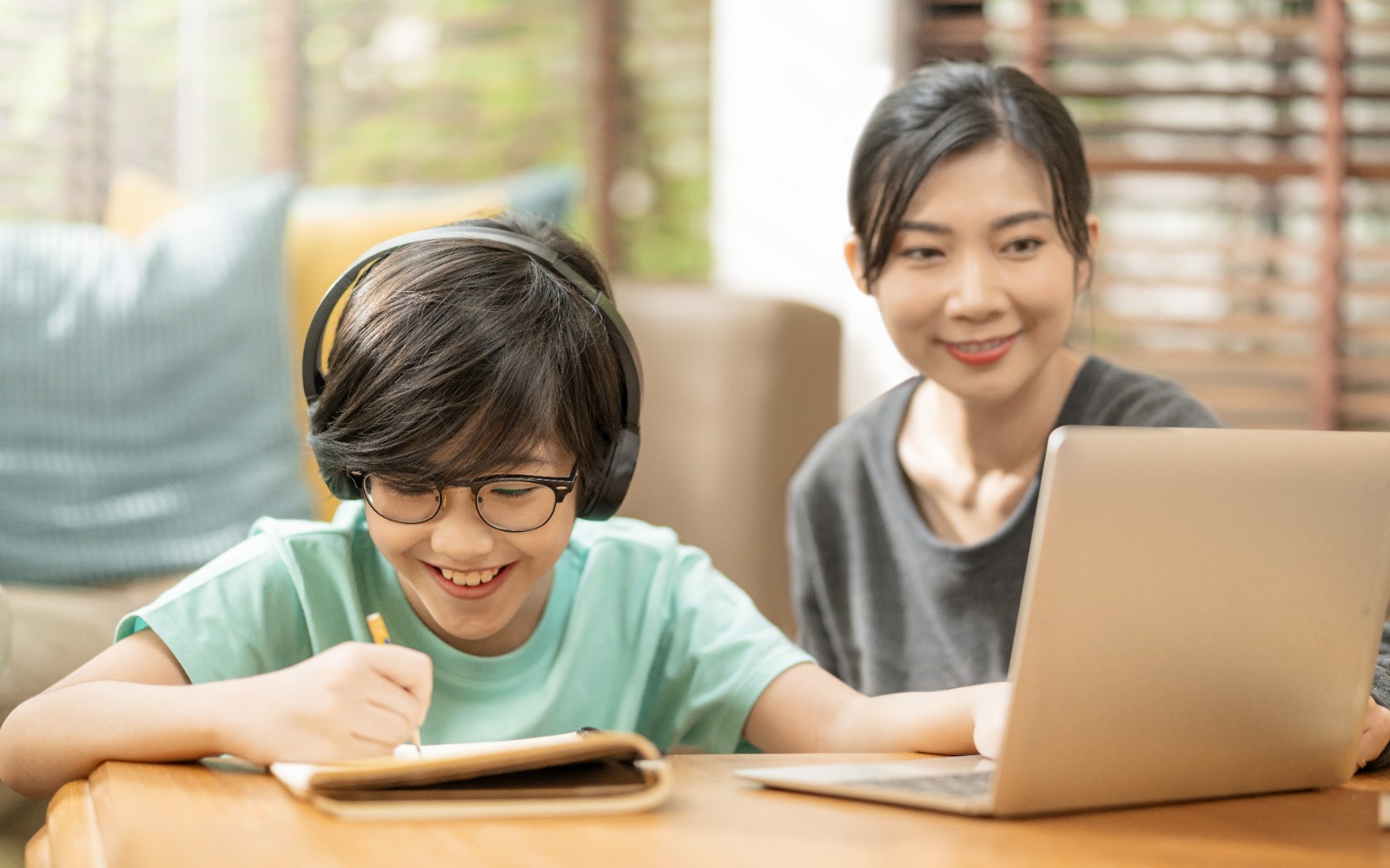 Supaya PR nggak lagi jadi momok! Coba 7 tips cerdik ini biar anak semangat belajar tanpa stres. Bisa jadi solusi asyik buat orang tua!
