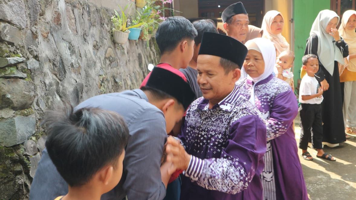 Kisah mengharukan Legiman menabung seribu sehari demi berangkat haji.