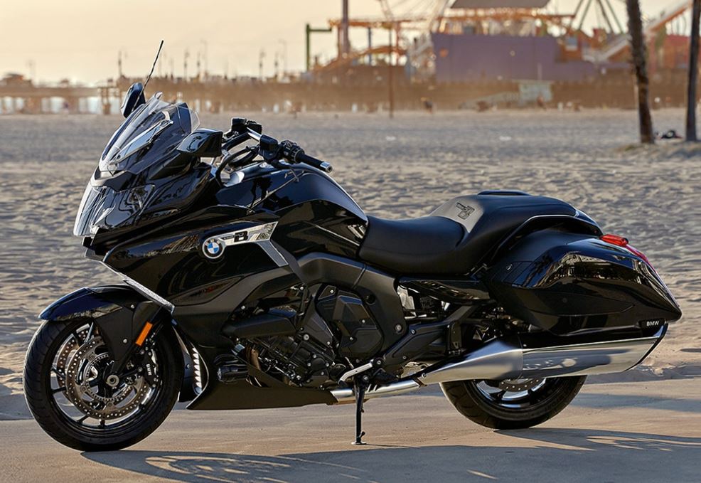 BMW K 1600 B tampil gagah dengan desain futuristik, siap menyaingi dominasi Harley Davidson Street Bob di segmen&nbsp;moge cruiser.