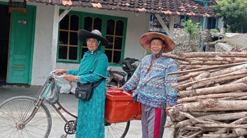Sumarno dan Sukarti, pasangan penjual pentol bakso keliling asal Rembang, akhirnya berangkat ke Tanah Suci setelah menabung selama 27 tahun.