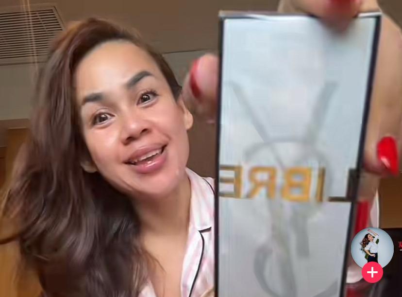 Melaney Ricardo saat unboxing souvenir dari Luna Maya dan Maxime Bouttier