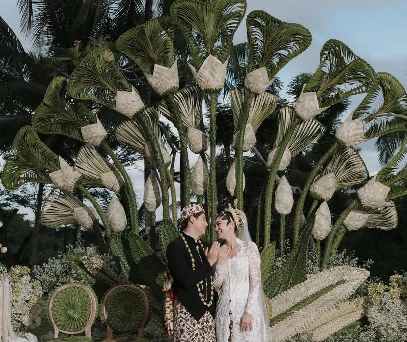 Dekorasi anyaman unik di pernikahan Luna Maya dan Maxime bouttier