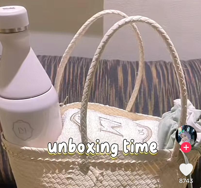Botol Stanley sovenir pernikahan Luna Maya dan Maxime Bouttier