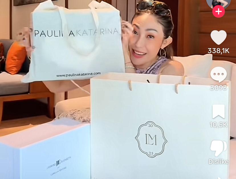 Ayu Dewi saat unboxing hampers bridesmaid pernikahan Luna Maya dan Maxime bouttier