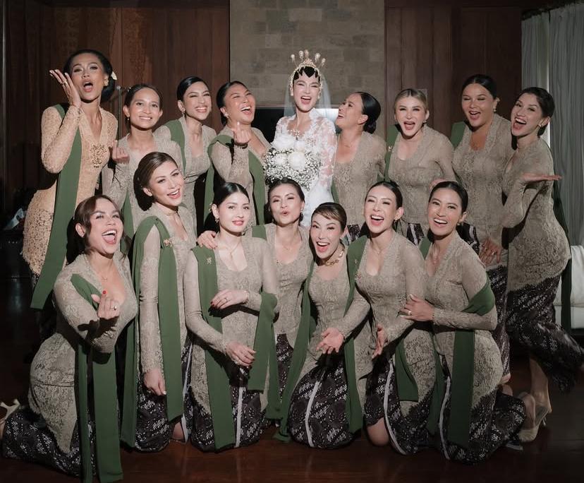Bridesmaid Luna Maya tampil elegan dan mempesona