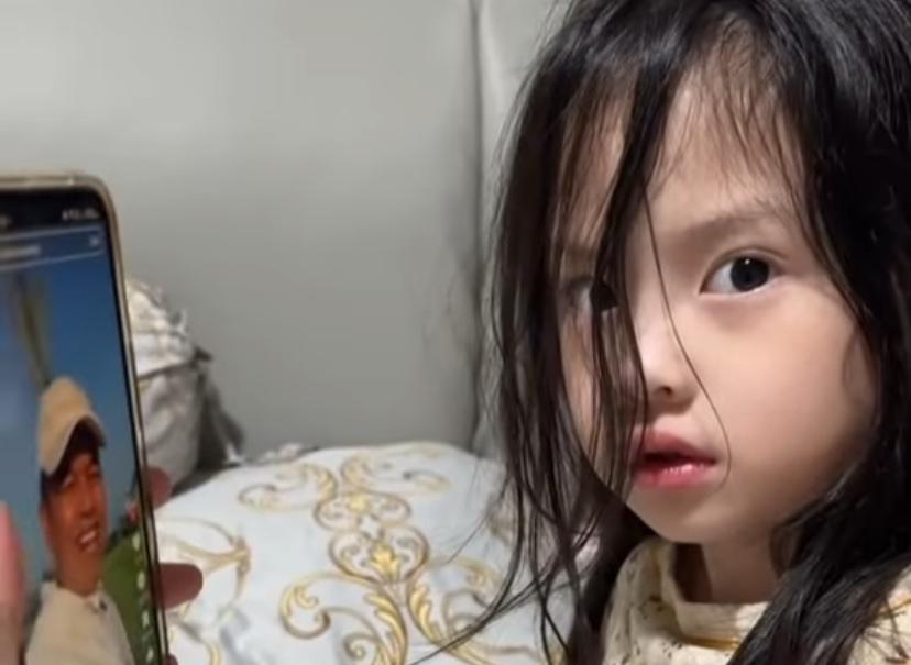 Seorang anak terlihat ketakutan melihat video Dedi Mulyadi