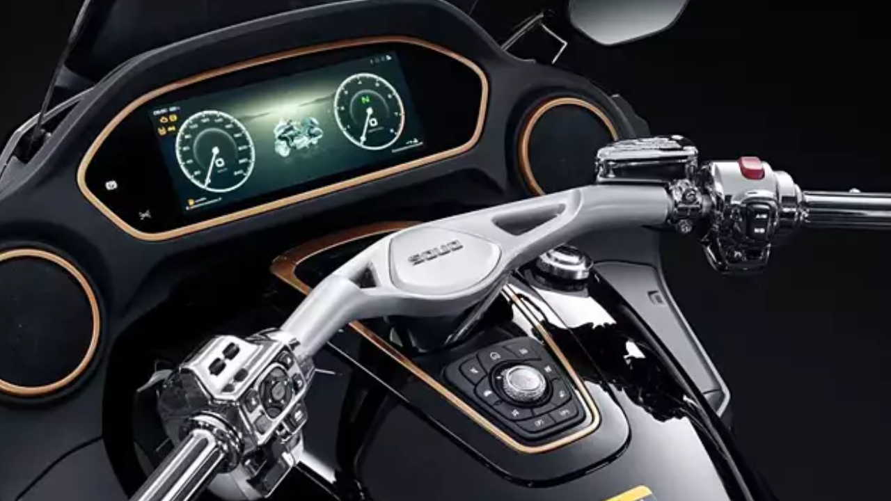 Dengan mesin 8 silinder dan top speed 210 km/jam, GWM Souo S2000 siap menantang kenyamanan Honda Gold Wing 1800 di jalur bebas hambatan.