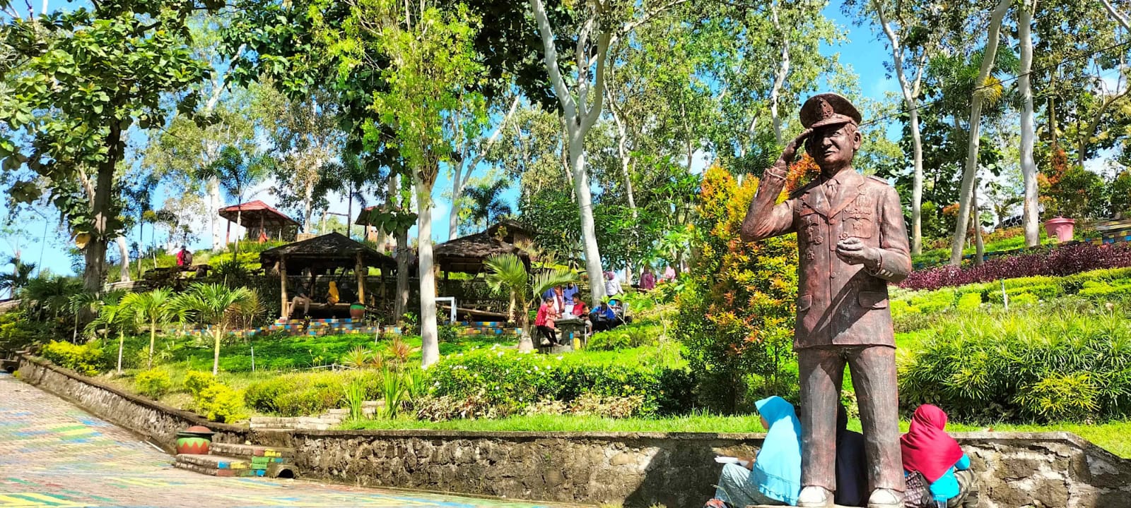 Bukit Soeharto: rute lokasi, daya tarik, HTM