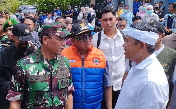 Pangdam III Siliwangi Mayjen TNI Dadang Arif Abdurahman bersama Gubernur Jawa Barat Dedi Mulyadi mengunjungi keluarga korban ledakan amunisi di Garut.