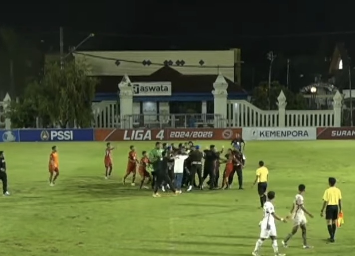 Laga Persinga vs Sang Maestro ricuh, skor berkesudahan 0-0.