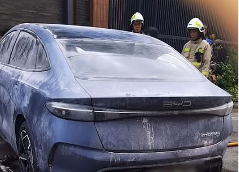 Diduga BYD Seal terbakar di Palmerah, Jakbar.