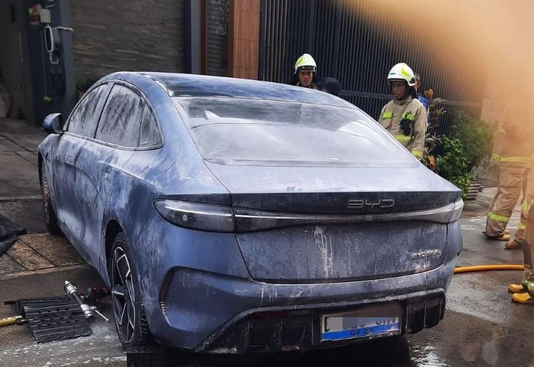 BYD Seal terbakar di Palmerah, Jakbar.