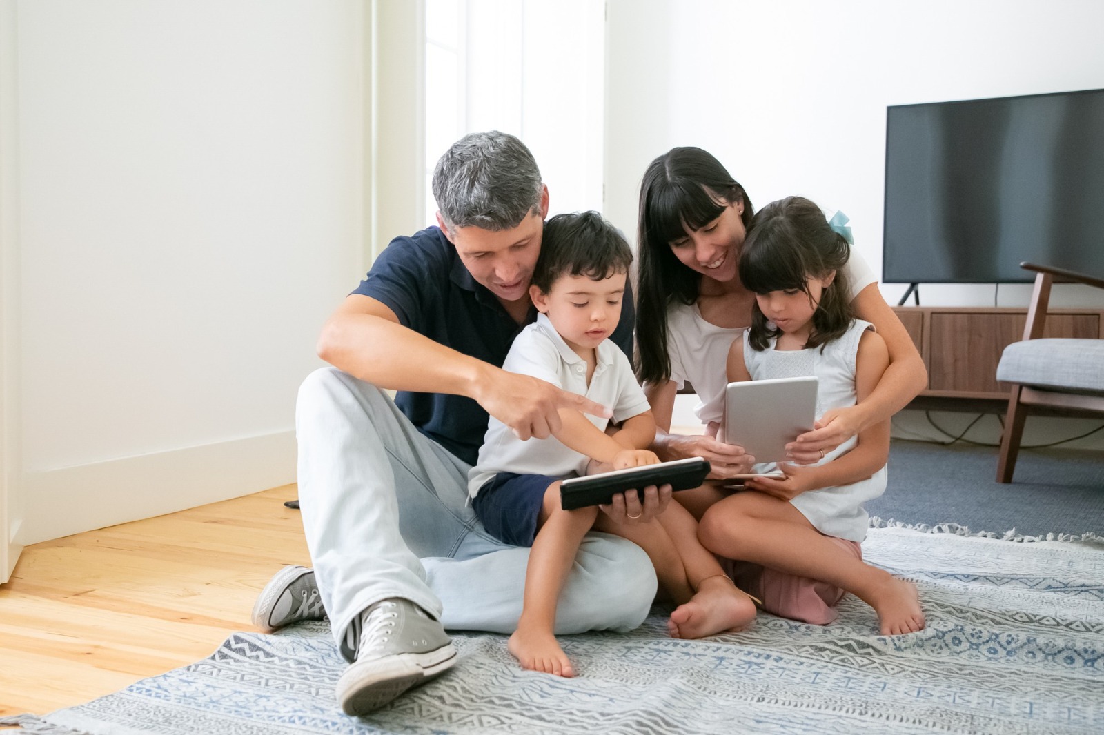 Si Kecil makin jago main gadget? Eits, jangan langsung bangga dulu! Yuk, simak 10 cara bijak kenalkan teknologi ke anak biar nggak kebablasan!