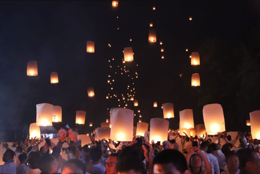 Ribuan lampion menerangi langit Candi Borobudur saat Waisak 2025, membawa doa dan harapan umat Buddha untuk dunia yang lebih damai.
