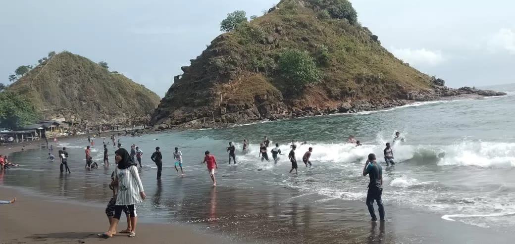 Pantai Payangan: rute lokasi, aktivitas menarik, daya tarik
