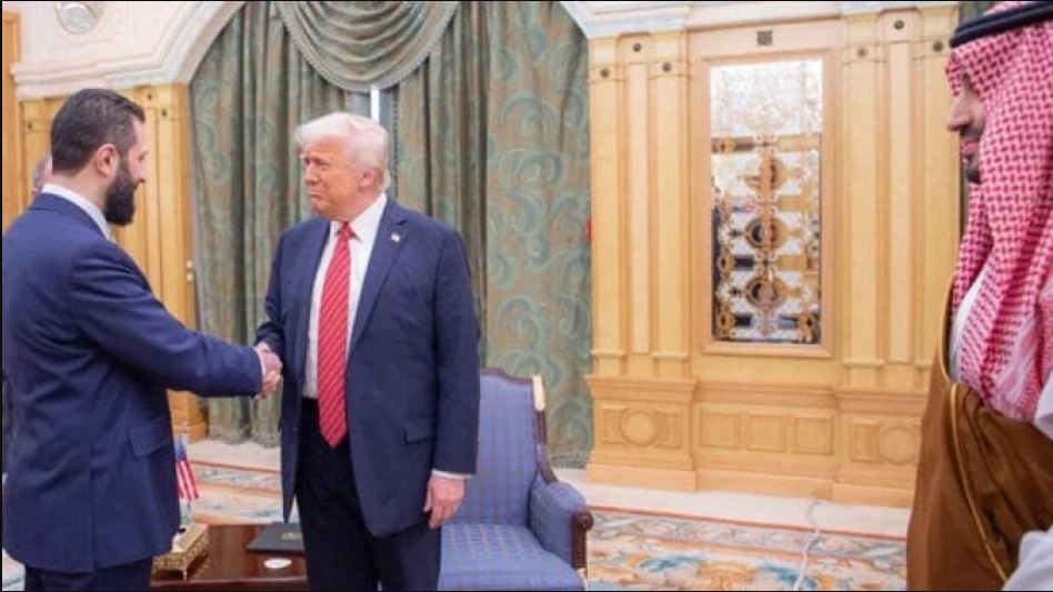 Presiden Suriah Ahmed Al-Shara, Presiden Amerika Serikat Donald Trump, dan Perdana Menteri Arab Saudi Pangeran Mohammed bin Salman dii Riyadh, Arab Saudi, Selasa (13/5/2025).
