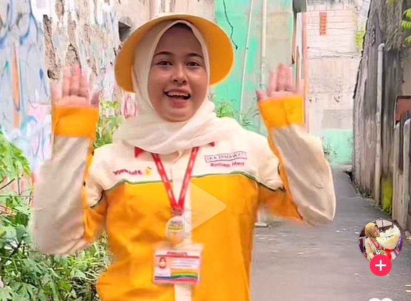 Yakult lady dengan seragam baru