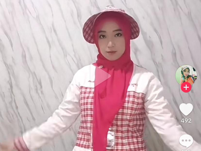 Salah seorang Yakult lady dengan seragam lama