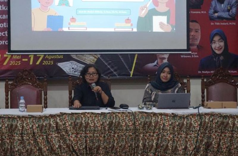Endah Emawati, pemateri dari PKM Unesa saat memberikan materi &ldquo;Komersialisasi Sastra Digital&rdquo; di Ponorogo.