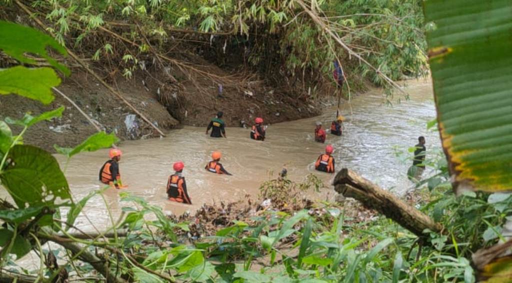 Pencarian petani asal Ngawi diduga hanyut di Bengawan Madiun.