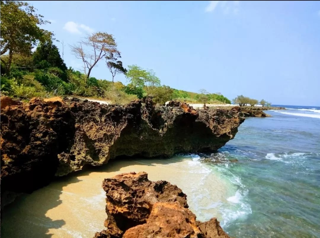 Pantai Winajaya: daya tarik, rute lokasi, aktivitas seru