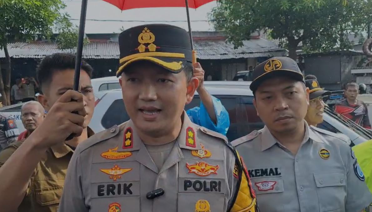 Kapolres Magetan AKBP Raden Erik Bangun Prakasa meninjau kecelakaan kerta api di lokasi.