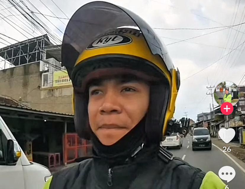 Hasan fiidel saat sedang mengojek