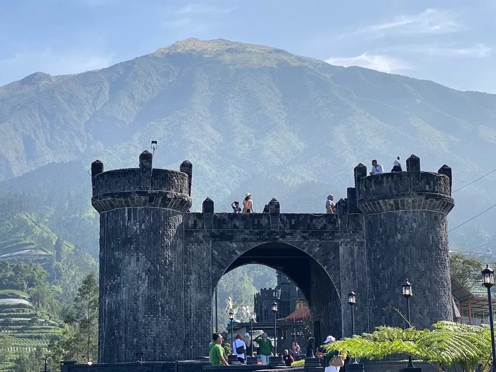 Wisata Negeri Kahyangan: daya tarik, rute menuju lokasi, HTM, jam operasional