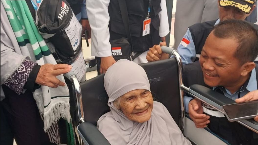 Mbah Sumbuk, jemaah haji tertua Indonesia 2025 asal Kebumen, tiba di Jeddah dengan air mata haru dan rindu akan lemet kampung.