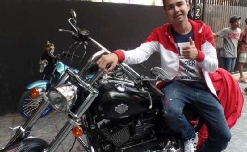 Raffi Ahmad dengan koleksi motor klasik Harley-Davidson.
